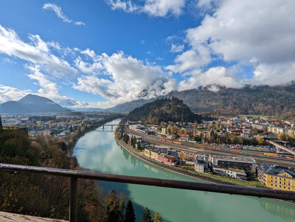 Zicht op de sporen vanuit de vesting van Kufstein