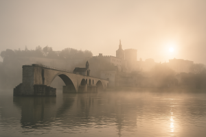 Avignon: stad van stenen en schaduw