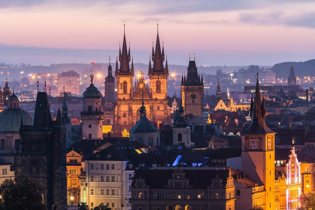 Zicht op de gotische architectuur in het centrum van Praag.